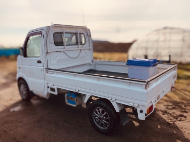 truck-parked-in-a-field