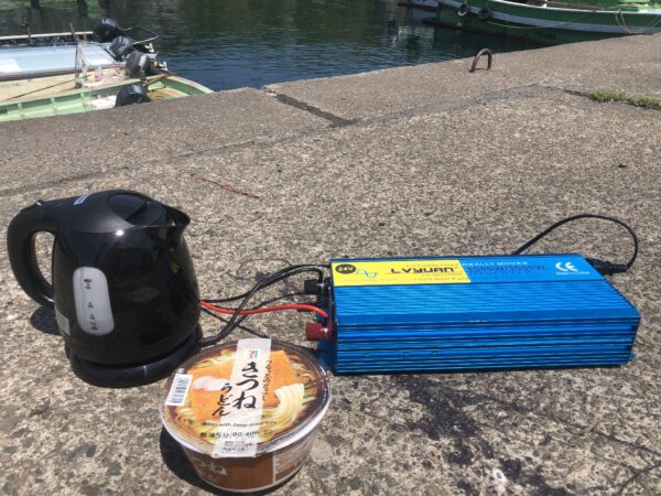 Portable-power-supply,-pot-and-ramen-noodles