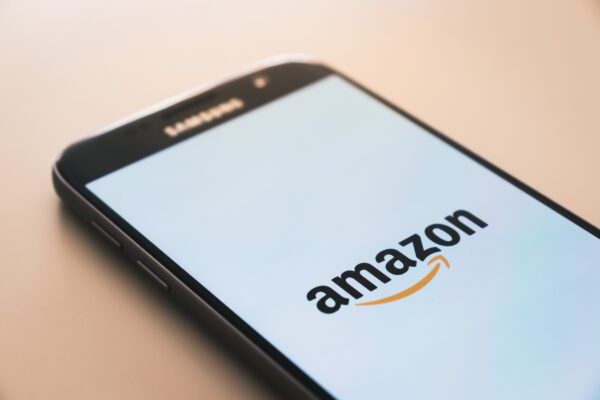 Smartphone-screen-with-Amazon-logo