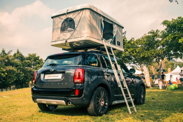 camping-tent-on-the-roof-of-a-car
