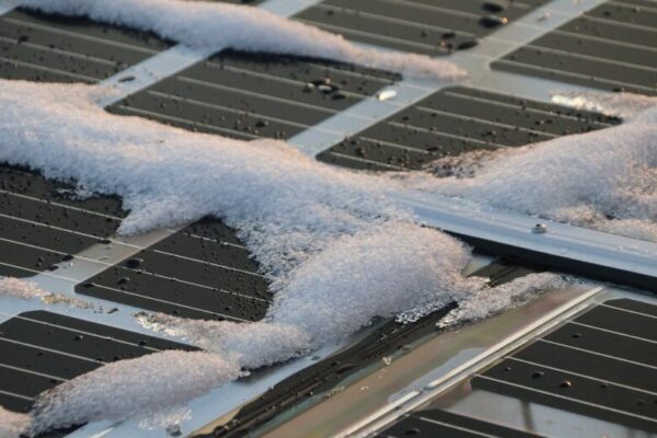 雪が積もったソーラーパネル